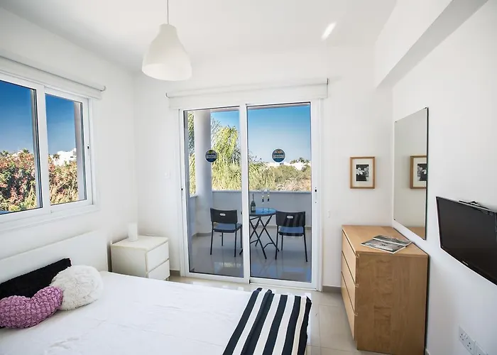 Flouressia 4 וילה פרוטאראס