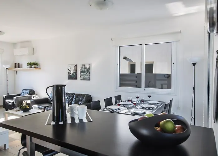 Flouressia 4 וילה פרוטאראס