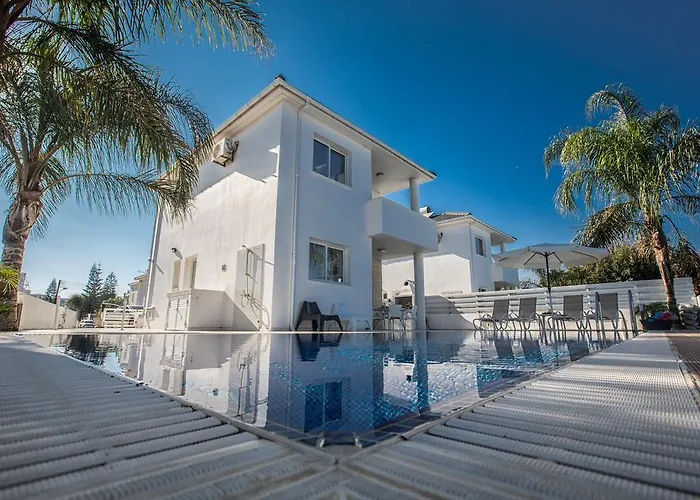 Flouressia 4 וילה פרוטאראס