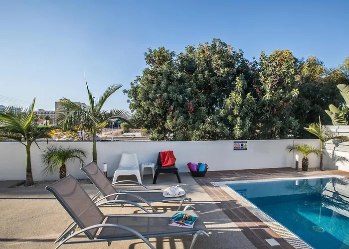 Flouressia 4 וילה פרוטאראס